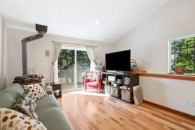 Image de Custom home with balcony, radiant floor heating & washer\/dryer