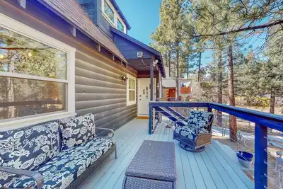 Image de Dog-friendly cabin with fenced yard, patio, grill, & furnished deck