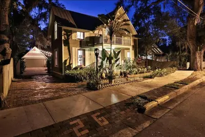 Image de Fully fenced in backyard, close to downtown, marina, bars, and shops.