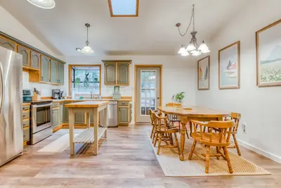 Image de Dog-friendly mountain home with private hot tub, fenced yard, deck & W\/D