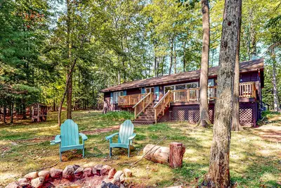 Image de Lakefront, dog-friendly home with canoe, firepit, large deck, & washer/dryer