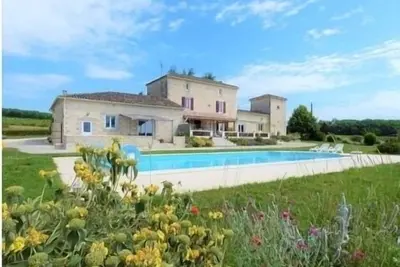 Stunning and spacious Farmhouse with private heated pool near Bastide Town.