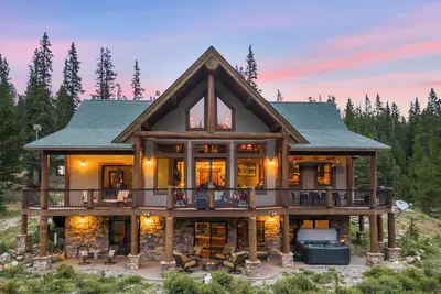 Image de Special: Book 3nts, get 1 Free\nHot Tub, Pool Table, Hot Springs, Moose sightings