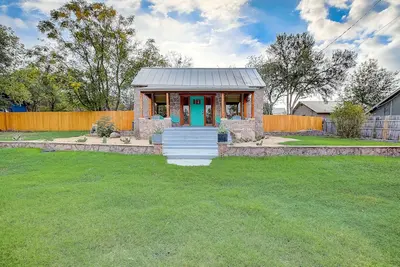 Image de Quaint house with washer/dryer, central Ac, patio, & spacious backyard