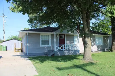 Image de Centrally located 3 bdrm 2 bath quaint house with a yard. Pet friendly.
