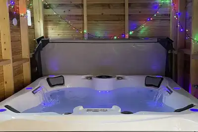 Image de Newly refurbished spacious town house with Hot Tub