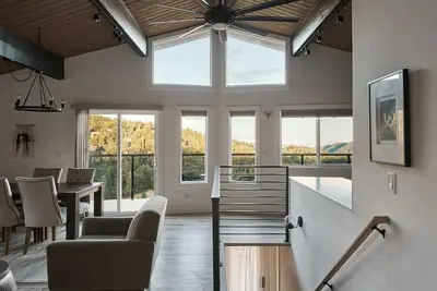 Image de Spacious home with modern finishes, beautiful views, 2 decks & fireplace