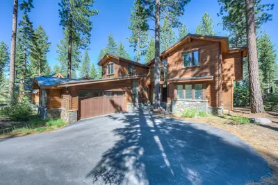 Image de Inviting home with golf course views, large deck, & modern interior