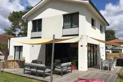 Image de New! Magnifique villa avec jacuzzi, plage à pied!