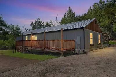 Image de Modern Cabin Nestled in a Pine Forest, Near Austin
