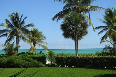 Image de Spacious beachfront house, short drive to dining and shopping.