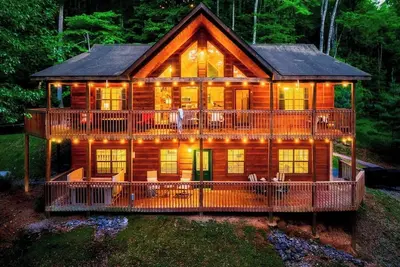 Image de Huge GameRoom, Parking, Pool Table, Hot Tub, Fishing Pond, Pool, Fishing Pond!