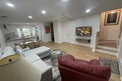 Image de Duval Sq. , Old Town, very walkable, full kitchen, pool, parking, 2 Br/2. 5 Ba.