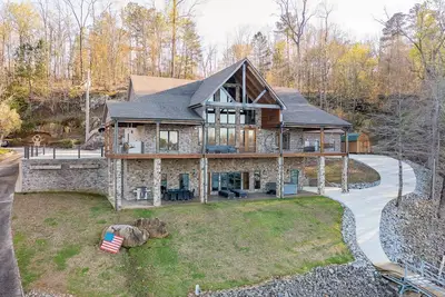 Image de 2025 Discount \"Lakeview\": No Steps, Hot Tub, Boat\/Swim Dock, Elevator