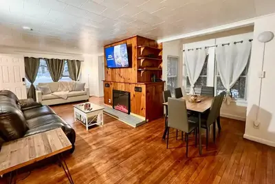 Image de Remodeled Adk 2bd/1 bth Sleeps 7 Downtown on Main