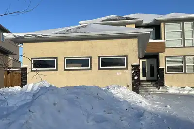 Cozy Modern and Lavish 3 Bedroom Basement Suite