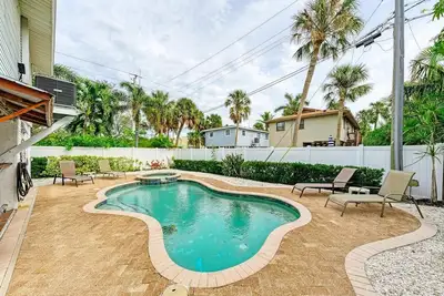 Image de Island Breeze: Steps to Beach, Heated Pool & Spa, Huge Verandah by Anna Maria Life Vacation Rentals