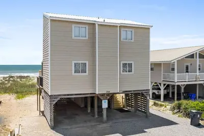 Image de Cheek to Cheek at Ocean Isle Beach, Ocean front home with great views and new deck!