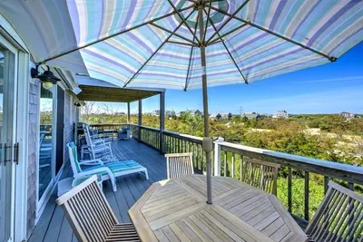 Image de Escape to the Privacy of this Contemporary Vacation Home