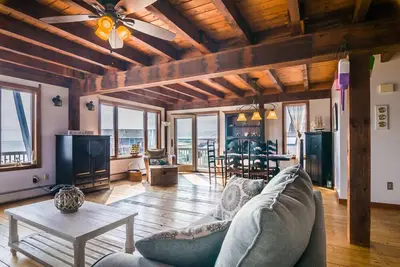 Image de Post and Beam home with beautiful views of Cape Cod Bay, just one house back from the water