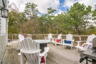 Image de Quaint and Quiet Classic Cape Style Home Close to East Sandwich Beach