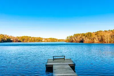 Image de Pond Front Property, Private Beach Access, Sauna and Jacuzzi Tub