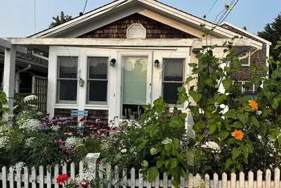 Image de Free standing 1940s Artists Cottage East End near Commercial St. Parking! A/C!