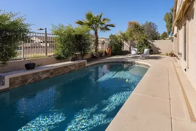 Image de Walking trails, heated (addl fee) pool, close to SanTan Village & Agritopia!