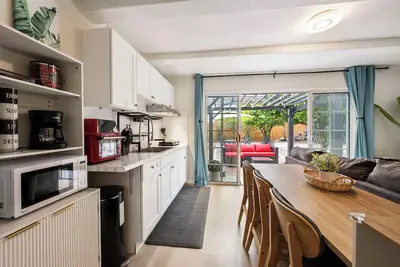 Image de 3 minutes to South Coast Plaza! Lovely garden-view retreat with King-sized bed