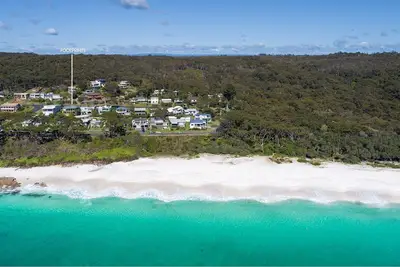 Image de Footprints at Hyams Beach - 4br home w. games room