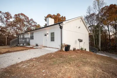 Image de Remodeled 2 bedroom home 4 beds Dawsonville 7 miles Atlanta Motorsport