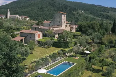 Image de Design resort in the heart of Tuscany. 20 mins from Florence. Sleeps 15.