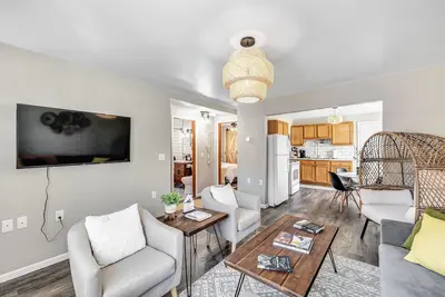 Image de Welcome to The Steele Magnolia! ! Completely renovated 2 bed\/1ba plus bonus pull out futon couch