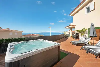 Image de Villa de vacances \"Vue Candesol\" avec vue sur la mer, jardin, piscine partagée et Wi-Fi.