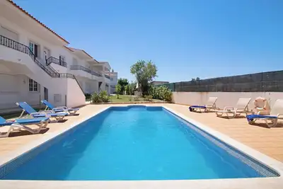 Image de Appartement \"Algarve J\" avec vue sur les montagnes, piscine partagée et Wi-Fi.