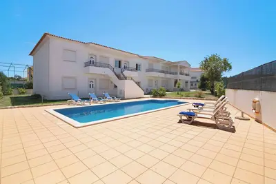 Image de \"Algarve Apartments L\" avec vue sur les montagnes, piscine, jardin et Wi-Fi.