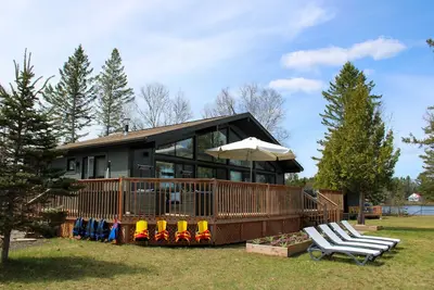 Image de Bonheur au Bord du Lac : Détendez-vous dans notre Chaleureux at Privé Chalet