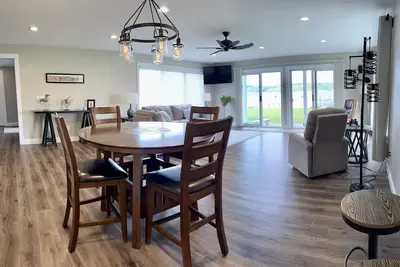 Image de Gorgeous lakefront vacation stay at The White Lakehouse