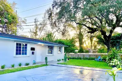 5 Minutes from Univ Miami renovated home family friendly Free Parking