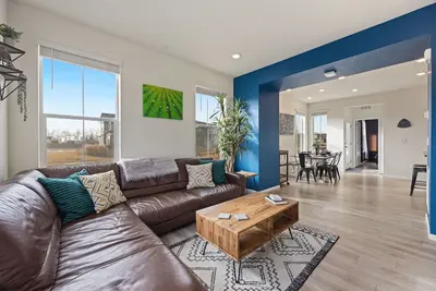 Image de Modern & Stunning Home near Breweries and Old Town