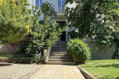 Appartement spacieux de 85 m2 en plein centre de Sartene  avec jardin privatif