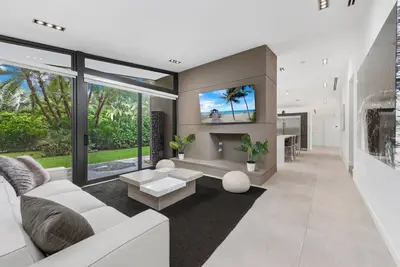 Ultra Modern Luxury Zen Villa, Heated Pool - Long Term Only