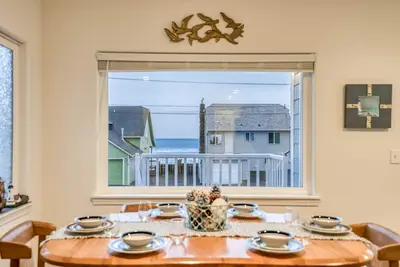 Image de Steps to the beach, ocean view, deck, Bbq, pet friendly with a fenced in yard