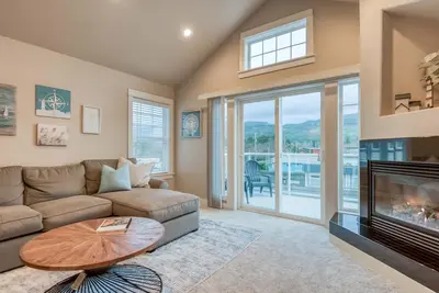 Image de Walk to Beach or Town, Enjoy Balcony Views and Feel the Ocean Breeze