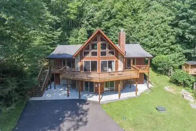 Image de New! Bear Lodge: Split Lakefront, Hot Tub, Fireplace, Fire Pit!