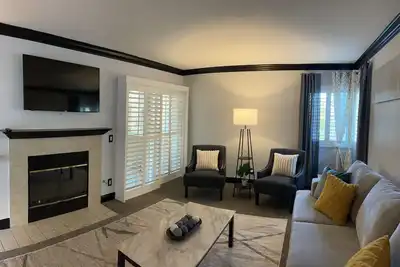 Image de Stylish 2 bdrm Condo w/ fireplace. Lux King Suite.