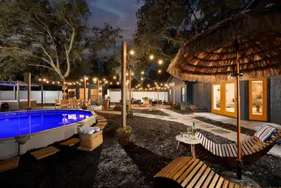 Image de Luxe Brandon Oasis w\/ Private Pool & Hot Tub!