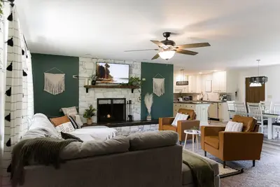 Image de Cozy and secluded getaway with hot tub & fireplace