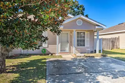 Image de Cute Pensacola Townhome ~ 9 Mi to Downtown!