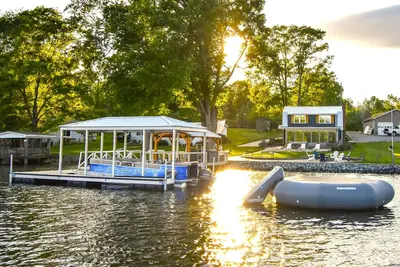 Image de Blue Heron Haven on High Rock Lake - Hot Tub on Dock- Lakeside Firepit & Arcade!